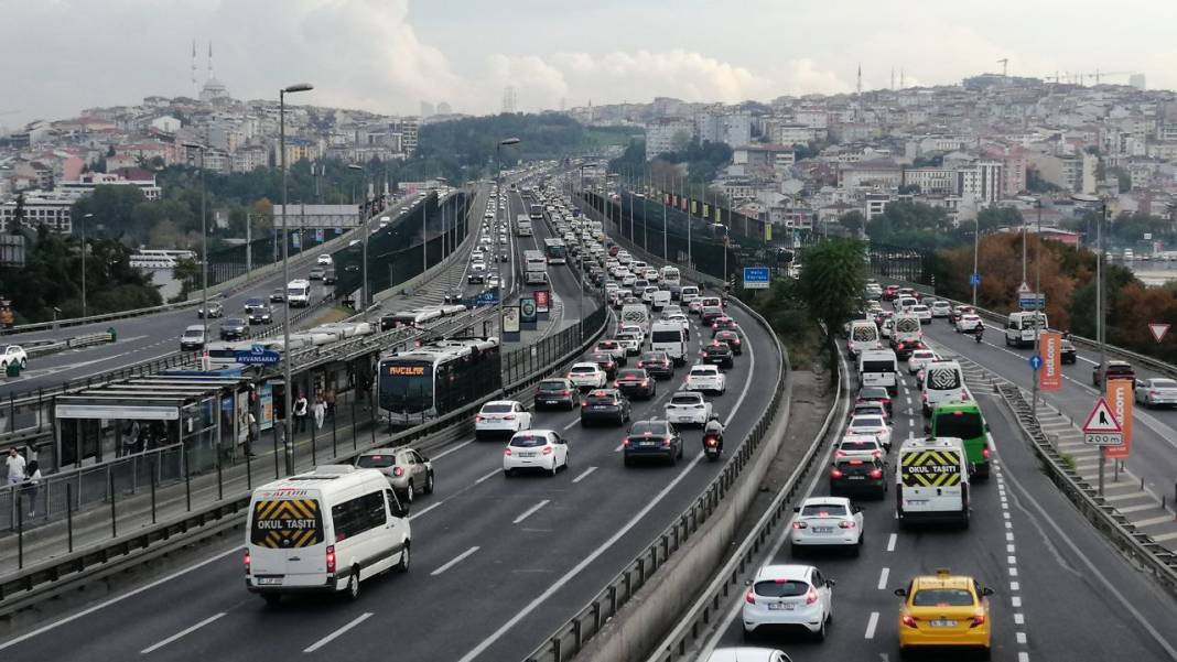 Okullarda uyum haftası başladı: İstanbul'da trafik felç oldu - Resim: 14